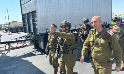 El comandante del Comando Central, el de la Brigada del Valle del Jordán y otros altos mandos del Ejército israelí durante una evaluación de la situación en el lugar donde un hombre que conducía un camión abrió fuego este domingo cuando cruzaba desde Jordania hacia Cisjordania, en el paso fronterizo de Allenby, causando la muerte de tres civiles israelíes. EFE/Ejército de Israel