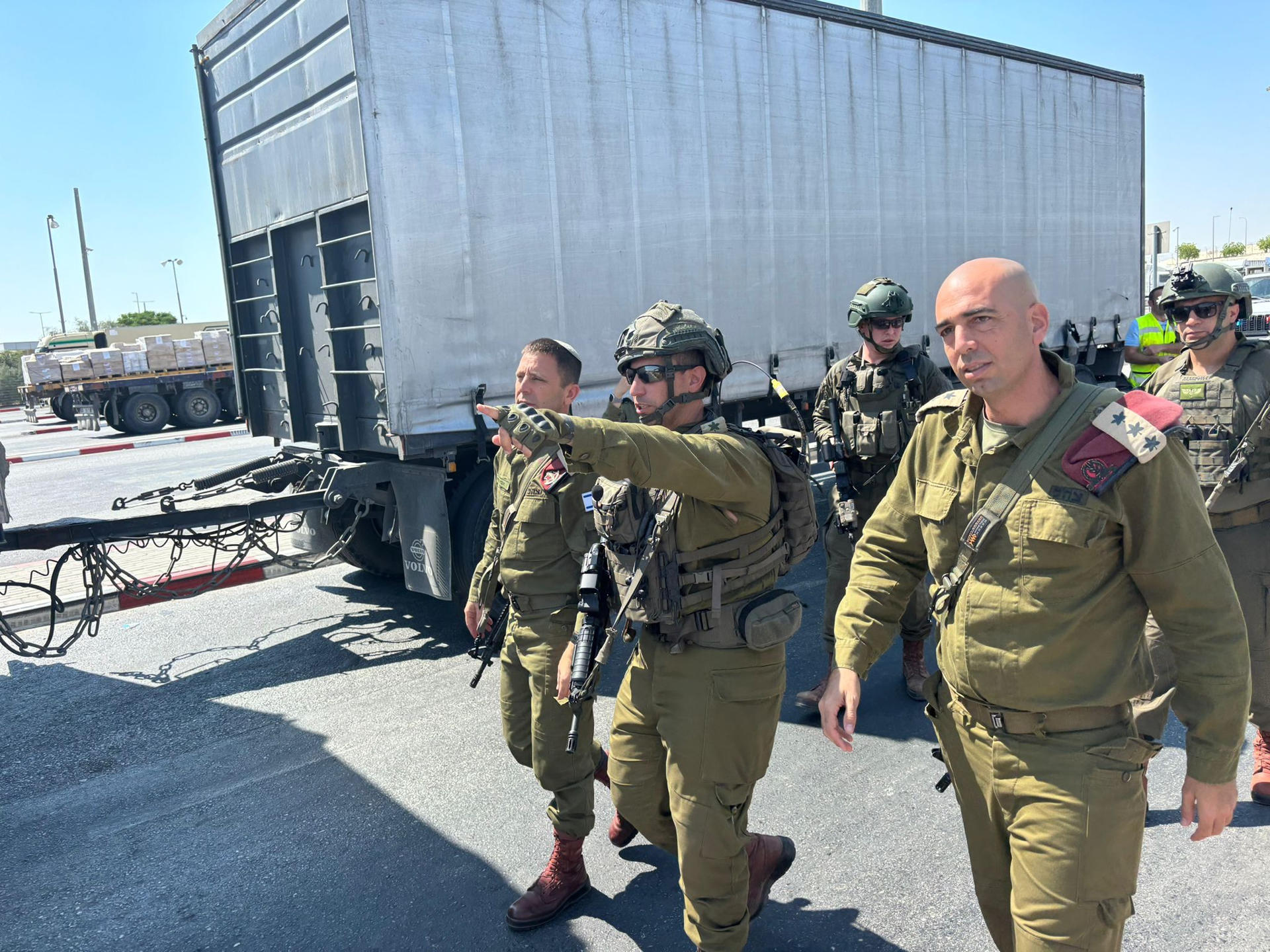 El comandante del Comando Central, el de la Brigada del Valle del Jordán y otros altos mandos del Ejército israelí durante una evaluación de la situación en el lugar donde un hombre que conducía un camión abrió fuego este domingo cuando cruzaba desde Jordania hacia Cisjordania, en el paso fronterizo de Allenby, causando la muerte de tres civiles israelíes. EFE/Ejército de Israel