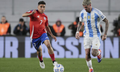 Rodrigo de Paul (d) de Argentina disputa un balón con Marcelino Núñez de Chile en un partido de las eliminatorias sudamericana para el Mundial 2026. EFE/ STR