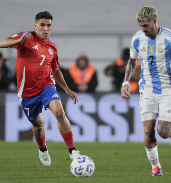 Rodrigo de Paul (d) de Argentina disputa un balón con Marcelino Núñez de Chile en un partido de las eliminatorias sudamericana para el Mundial 2026. EFE/ STR