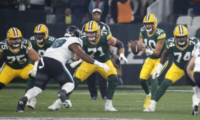 Jordan Love (2-d) de Packers recibe el balón en un partido de la NFL entre Green Bay Packers y Philadelphia Eagles en el estadio Neo Química Arena en São Paulo. EFE/ Sebastiao Moreira