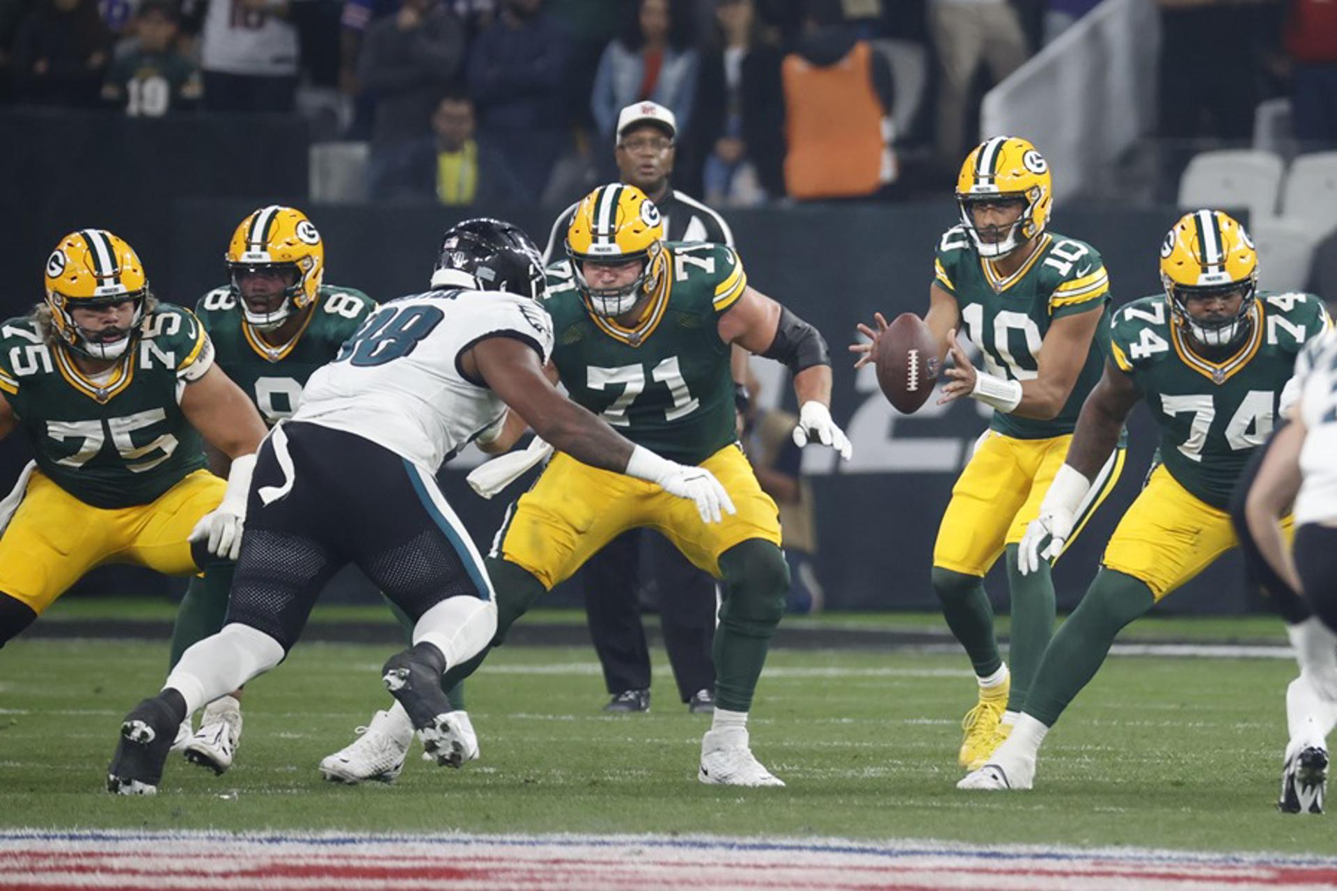 Jordan Love (2-d) de Packers recibe el balón en un partido de la NFL entre Green Bay Packers y Philadelphia Eagles en el estadio Neo Química Arena en São Paulo. EFE/ Sebastiao Moreira