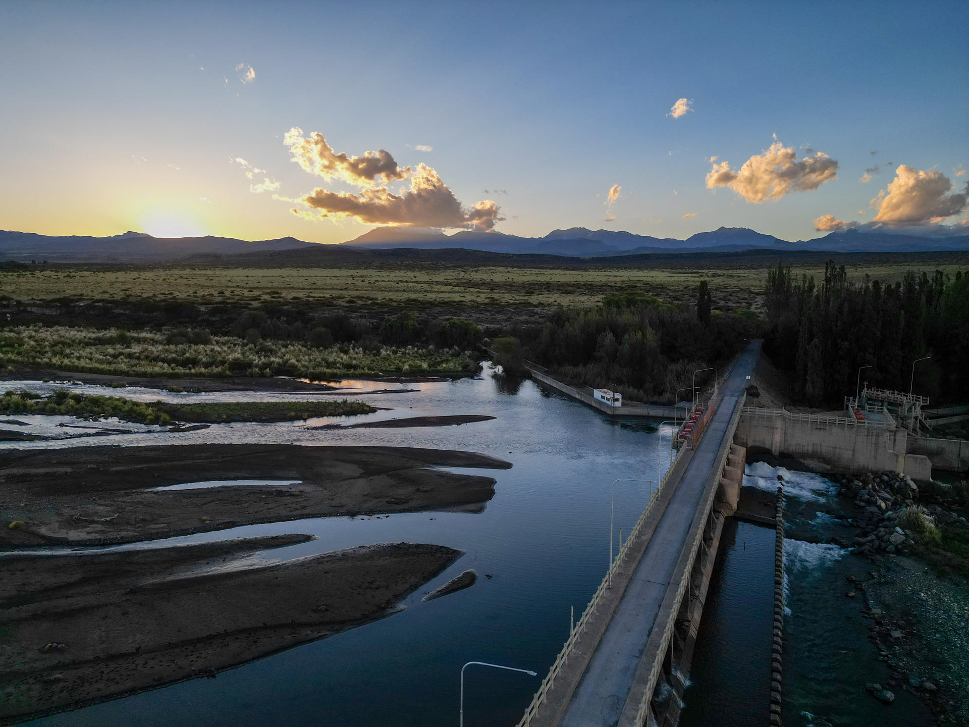 Fotografía fechada el 1 de marzo de 2024 de un atardecer en una zona de la ciudad de Malargüe (Argentina).EFE/Juan Ignacio Roncoroni