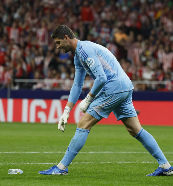 El portero del Real Madrid Thibaut Courtois retira un objeto lanzado desde la grada, durante el partido de la LaLiga EA Sports que Atlético de Madrid y Real Madrid disputaron en el estadio Civitas Metropolitano. EFE/Ballesteros