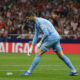 El portero del Real Madrid Thibaut Courtois retira un objeto lanzado desde la grada, durante el partido de la LaLiga EA Sports que Atlético de Madrid y Real Madrid disputaron en el estadio Civitas Metropolitano. EFE/Ballesteros