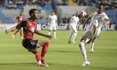 El hondureño Joseph Rosales (d) disputa un balón con el trinitense Alvin Jones este viernes en partido de la primera jornada de la Liga de Naciones de la Concacaf jugado en el estadio Nacional 'Chelato Ucles' en Tegucigalpa. EFE/ Gustavo Amador