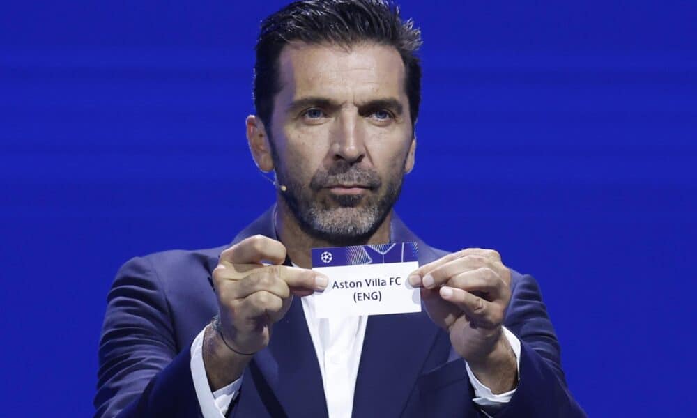 Buffon muestra el nombre del Aston Villa en el sorteo de la Liga de Campeones, en una foto de archivo. EFE/EPA/SEBASTIEN NOGIER