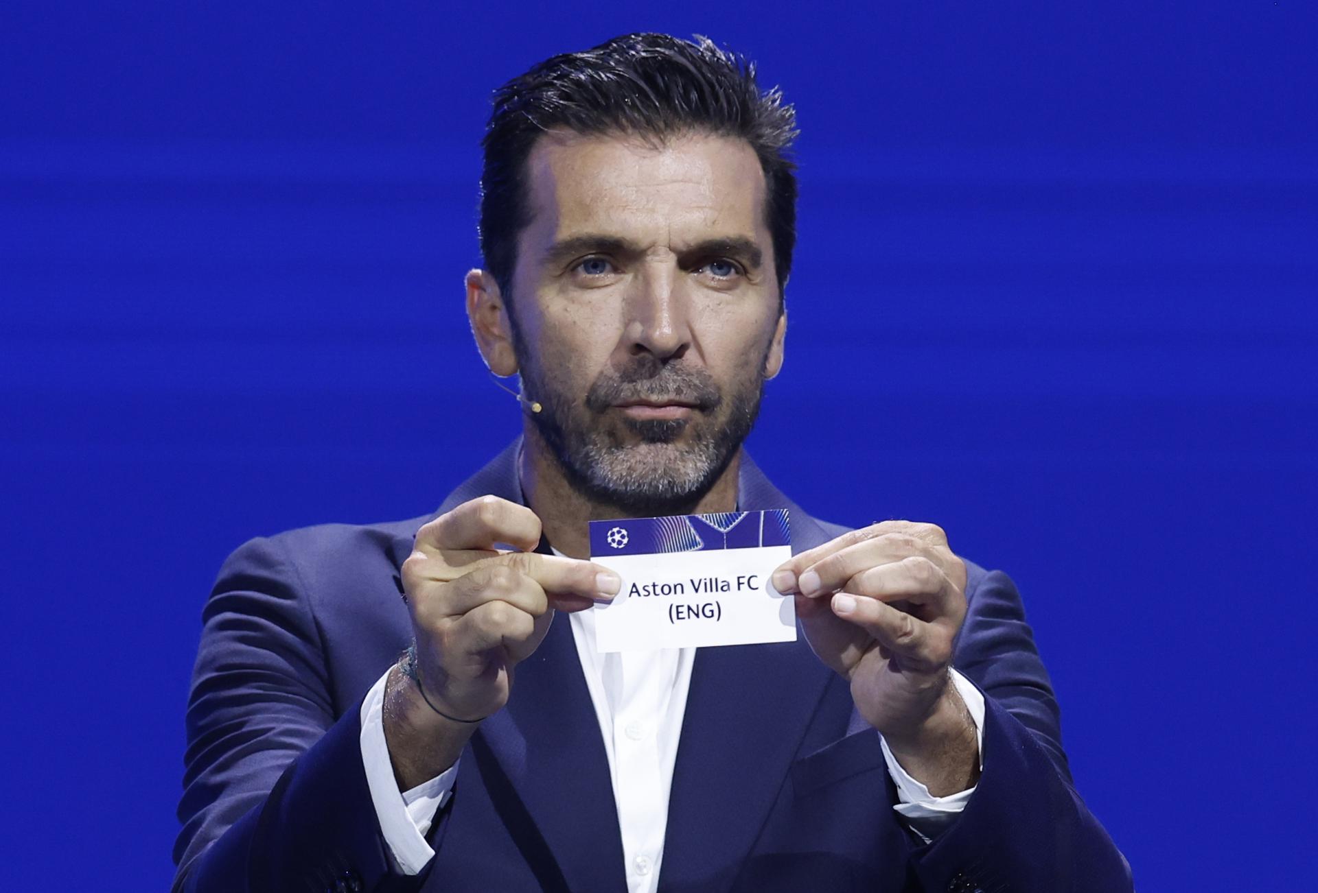 Buffon muestra el nombre del Aston Villa en el sorteo de la Liga de Campeones, en una foto de archivo. EFE/EPA/SEBASTIEN NOGIER