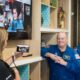 Una fotografía facilitada por la NASA muestra a los astronautas 'Butch' Wilmore (izq.) y Suni Williams, hablando con los equipos de aterrizaje de Boeing y la NASA por teléfono desde la Estación Espacial Internacional, antes del aterrizaje de la nave espacial Boeing Crew Flight Test Starliner de la NASA, en Las Cruces, Nuevo México, EE. UU.. EFE/EPA/NASA/AUBREY GEMIGNANI