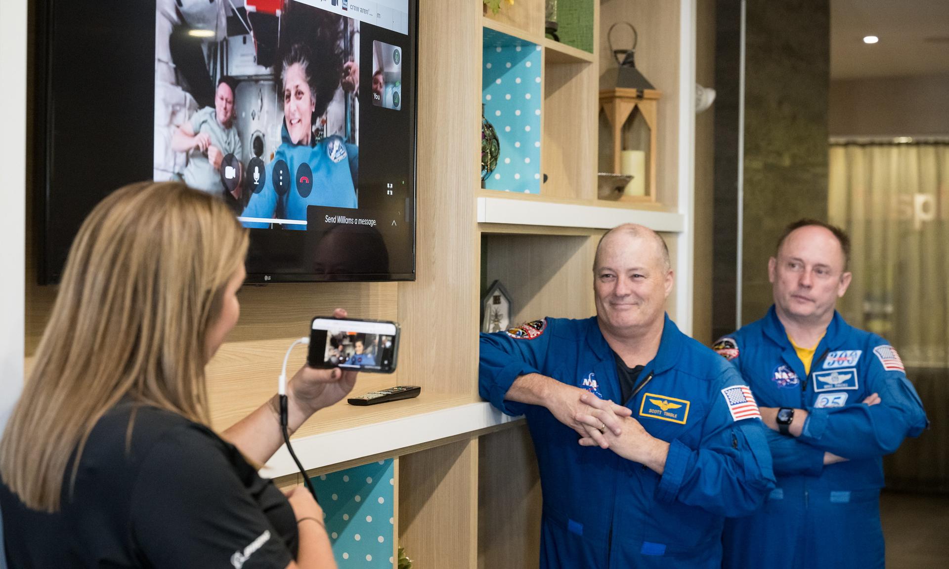 Una fotografía facilitada por la NASA muestra a los astronautas 'Butch' Wilmore (izq.) y Suni Williams, hablando con los equipos de aterrizaje de Boeing y la NASA por teléfono desde la Estación Espacial Internacional, antes del aterrizaje de la nave espacial Boeing Crew Flight Test Starliner de la NASA, en Las Cruces, Nuevo México, EE. UU.. EFE/EPA/NASA/AUBREY GEMIGNANI