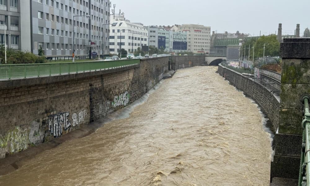 Fotografía del río Wien desbordado este domingo, en Viena (Austria). EFE/ Jordi Kuhs