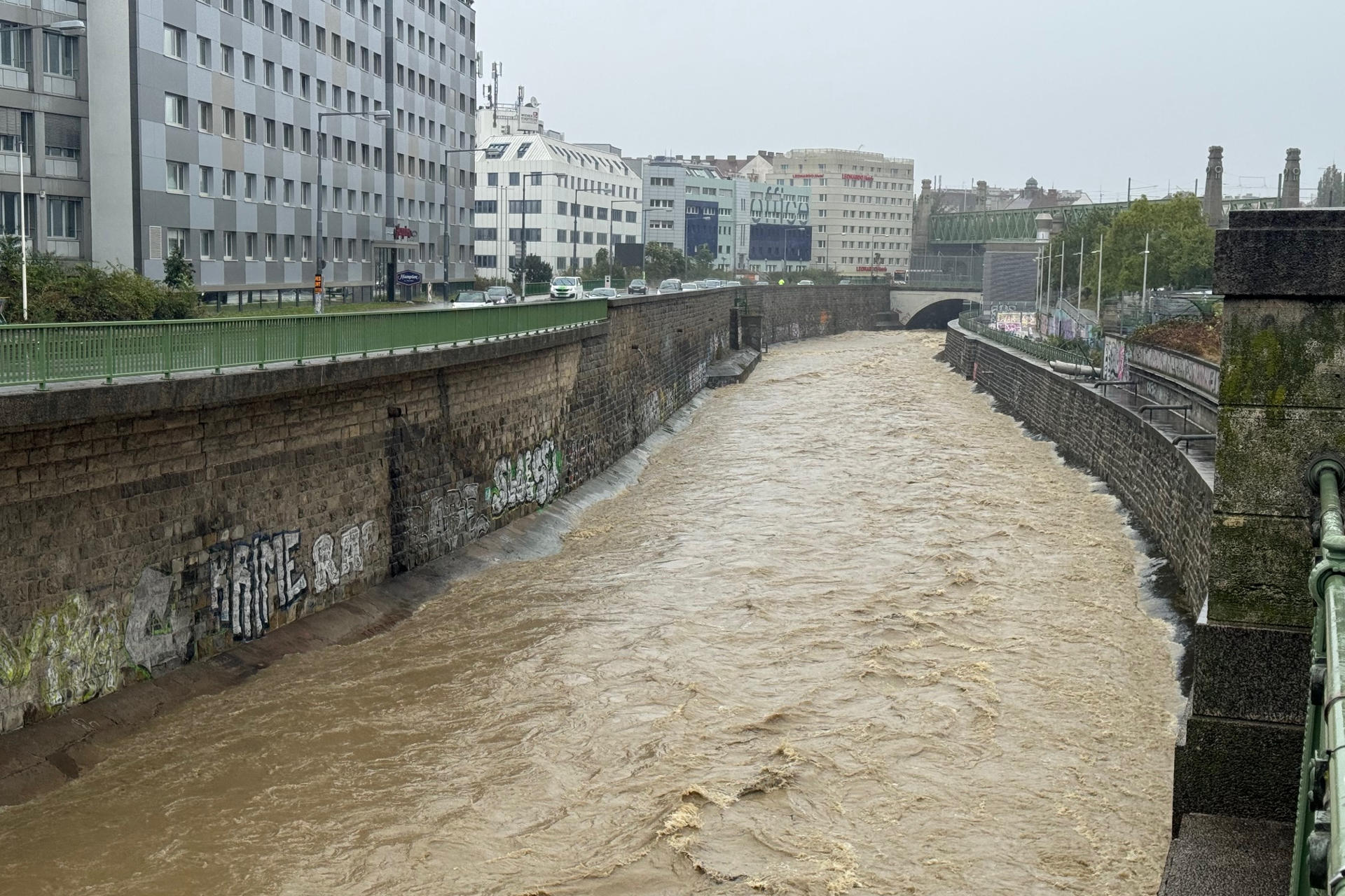 Fotografía del río Wien desbordado este domingo, en Viena (Austria). EFE/ Jordi Kuhs