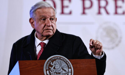 El presidente de México, Andrés Manuel López Obrador, firma un decreto este lunes durante una rueda de prensa en el Palacio Nacional, en Ciudad de México (México). EFE/ Sáshenka Gutiérrez