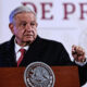 El presidente de México, Andrés Manuel López Obrador, firma un decreto este lunes durante una rueda de prensa en el Palacio Nacional, en Ciudad de México (México). EFE/ Sáshenka Gutiérrez