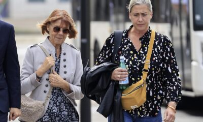 Gisele Pelicot (izq.) y su hija Caroline Darian caminan hacia el tribunal penal durante el juicio del exmarido de Gisele Pelicot en Aviñón, sur de Francia, el 17 de septiembre de 2024. El ex marido de Gisele Pelicot, Dominique Pelicot, está acusado de drogarla y violarla mientras estaba inconsciente. También está acusado de haberla ofrecido a decenas de hombres en su casa de Mazan, Francia, entre 2011 y 2020. Otros cincuenta hombres se enfrentan a juicio por su presunta participación. Pelicot podría enfrentar una sentencia máxima de 20 años de prisión si es declarado culpable. El juicio se reanudó el 17 de septiembre después de un retraso debido a los problemas de salud de Dominique Pelicot. (Francia) EFE/EPA/GUILLAUME HORCAJUELO