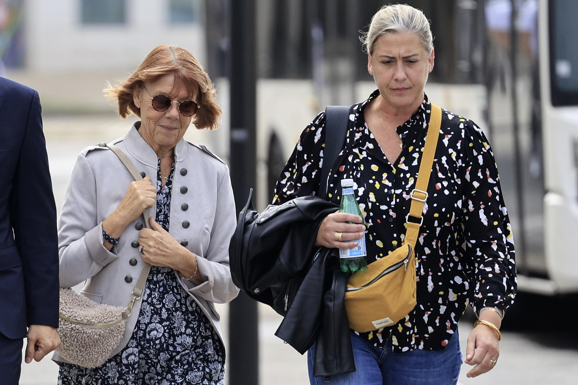 Gisele Pelicot (izq.) y su hija Caroline Darian caminan hacia el tribunal penal durante el juicio del exmarido de Gisele Pelicot en Aviñón, sur de Francia, el 17 de septiembre de 2024. El ex marido de Gisele Pelicot, Dominique Pelicot, está acusado de drogarla y violarla mientras estaba inconsciente. También está acusado de haberla ofrecido a decenas de hombres en su casa de Mazan, Francia, entre 2011 y 2020. Otros cincuenta hombres se enfrentan a juicio por su presunta participación. Pelicot podría enfrentar una sentencia máxima de 20 años de prisión si es declarado culpable. El juicio se reanudó el 17 de septiembre después de un retraso debido a los problemas de salud de Dominique Pelicot. (Francia) EFE/EPA/GUILLAUME HORCAJUELO