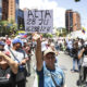 Fotografía de archivo de un seguidor de la líder opositora venezolana María Corina Machado, que sostiene un cartel en una manifestación en Caracas. EFE/ Ronald Peña