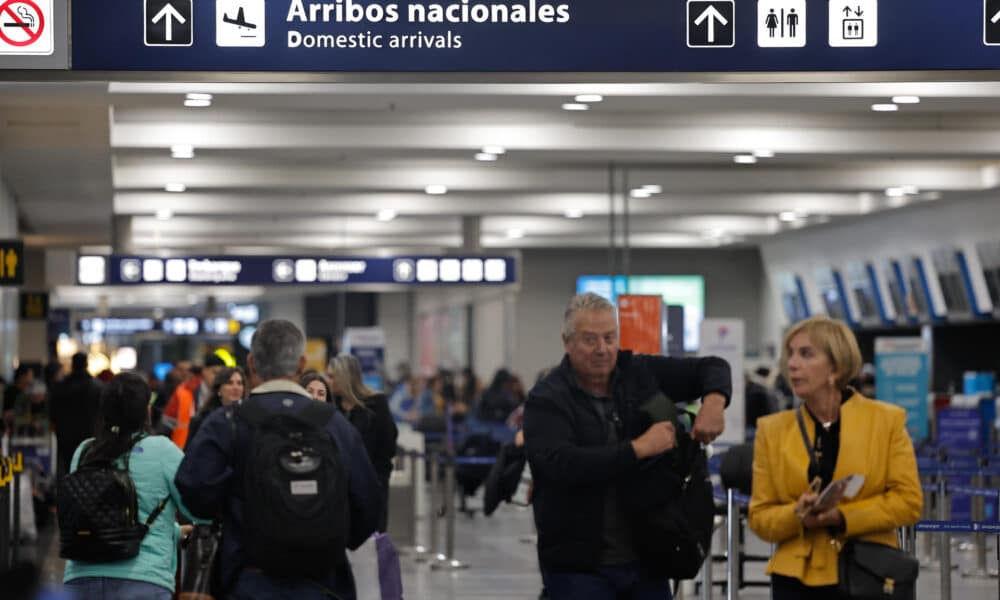 Fotografía de archivo del 29 de agosto de 2024 de personas en el aeroparque de la Ciudad de Buenos Aires (Argentina). EFE/ Juan Ignacio Roncoroni