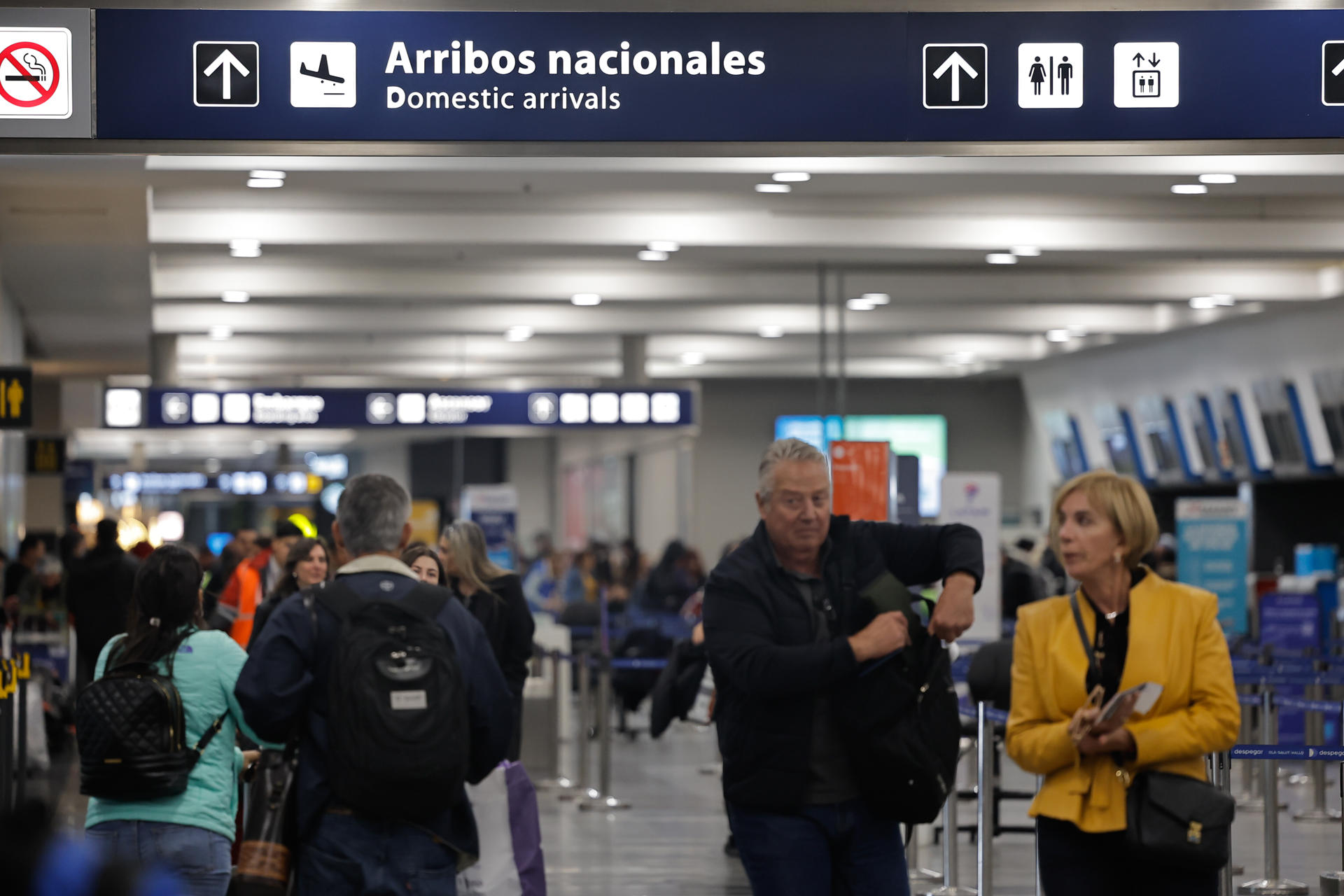 Fotografía de archivo del 29 de agosto de 2024 de personas en el aeroparque de la Ciudad de Buenos Aires (Argentina). EFE/ Juan Ignacio Roncoroni