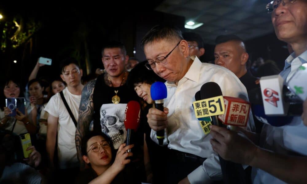 El ex alcalde de la ciudad de Taipei Ko Wen-je (C) habla a sus partidarios frente al Tribunal de Distrito de la ciudad de Taipei, Taiwán, el 2 de septiembre de 2024. EFE/EPA/RITCHIE B. TONGO