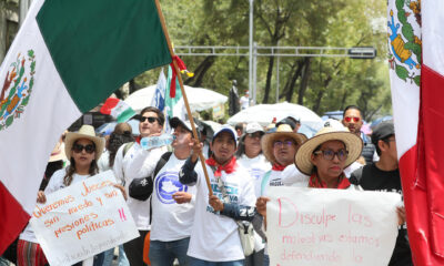 Trabajadores del poder judicial participan en una protesta este jueves, al exterior de la Cámara de Senadores en la Ciudad de México (México). EFE/ Mario Guzmán