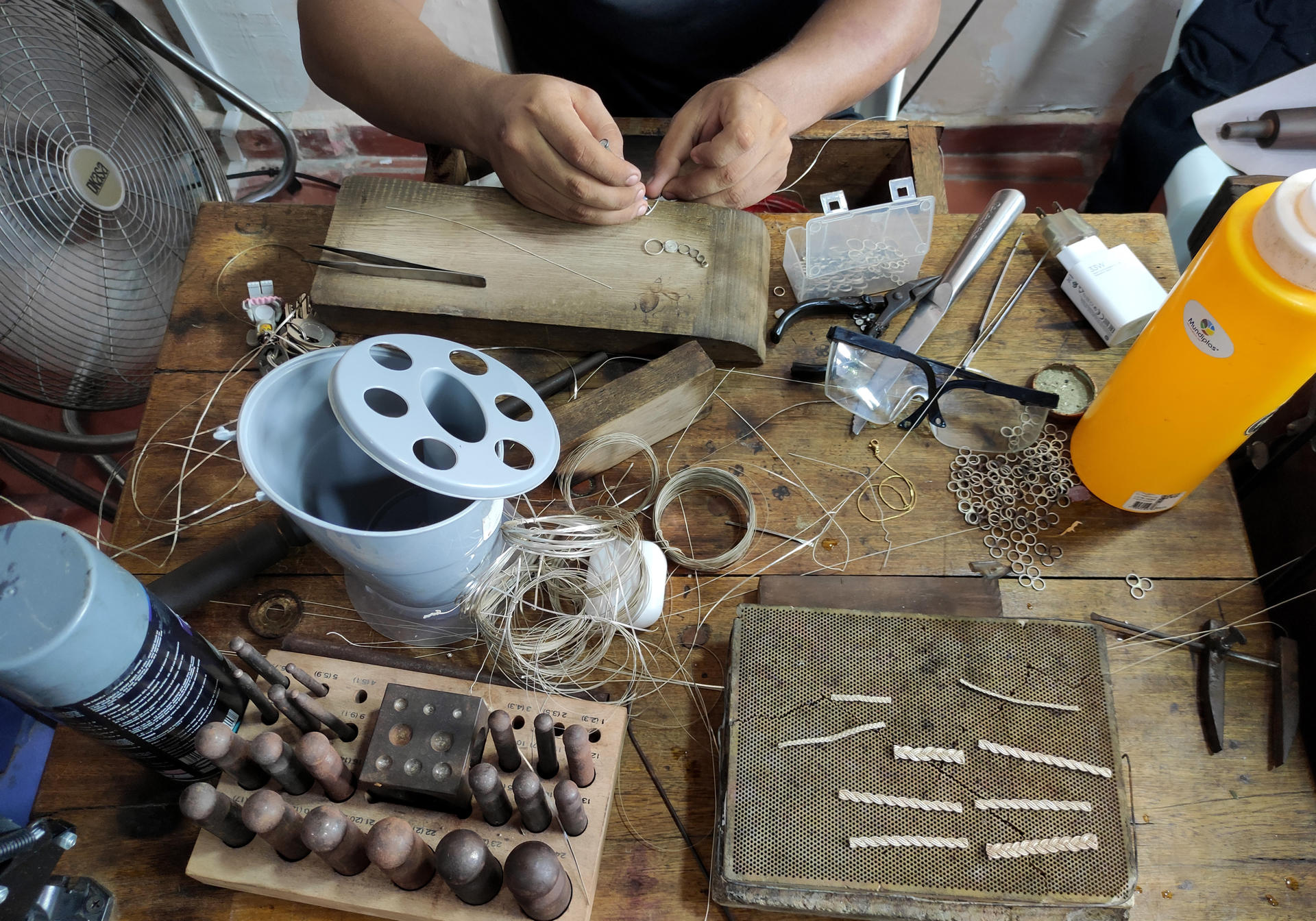 Fotografía del 13 de septiembre de 2024 de un alumno de orfebrería de la Institución Educativa Técnica Tomasa Nájera trabajando en un taller de Mompox (Colombia).EFE/ Eva García