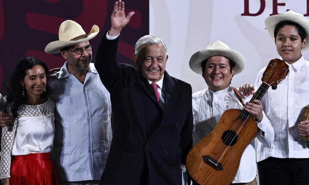 El presidente de México, Andrés Manuel López Obrador, se despide durante una rueda de prensa este lunes en el Palacio Nacional, en Ciudad de México (México). EFE/ Sáshenka Gutiérrez