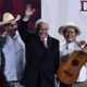 El presidente de México, Andrés Manuel López Obrador, se despide durante una rueda de prensa este lunes en el Palacio Nacional, en Ciudad de México (México). EFE/ Sáshenka Gutiérrez