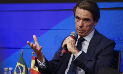 El expresidente del Gobierno español, José María Aznar, habla durante una conferencia este lunes, en la Asociación Comercial de São (Brasil). EFE/ Sebastiao Moreira