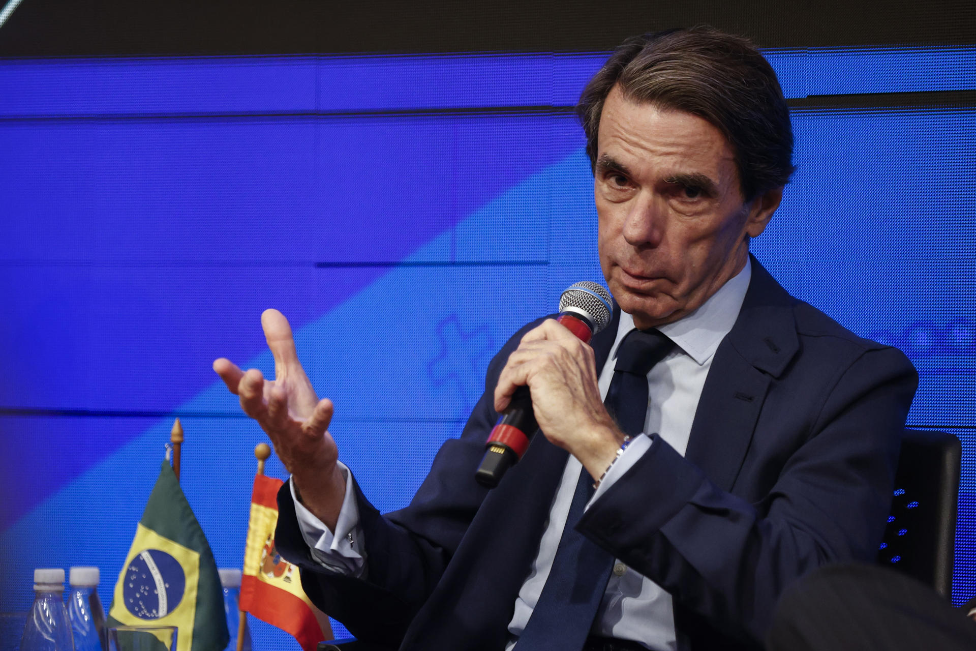 El expresidente del Gobierno español, José María Aznar, habla durante una conferencia este lunes, en la Asociación Comercial de São (Brasil). EFE/ Sebastiao Moreira