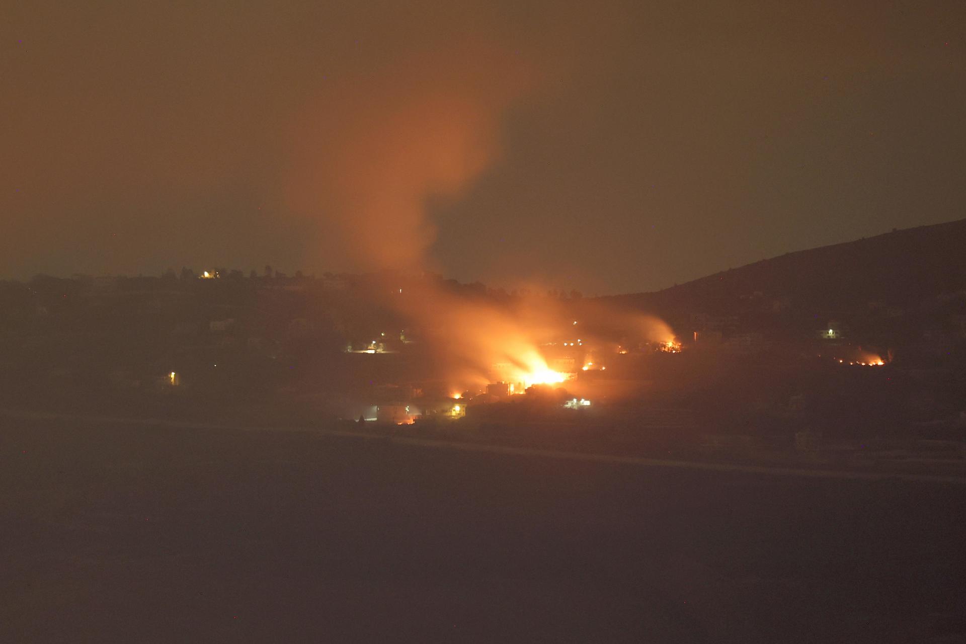 Los proyectiles de artillería israelíes alcanzaron zonas cercanas a aldeas del sur del Líbano a lo largo de la frontera con Israel, visto desde la Alta Galilea, al norte de Israel, el 30 de septiembre de 2024. EFE/EPA/ATEF SAFADI