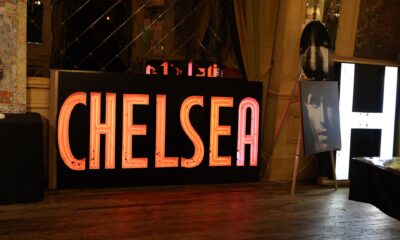 Fotografía de un letrero de neón en el Hotel Chelsea este martes, en Nueva York (Estados Unidos). El mítico Chelsea Hotel de Nueva York, uno de los más celebrados por la literatura y la música del siglo XX, vende en una subasta los últimos objetos de una época dorada del "underground" neoyorquino, que incluyen la puerta de la habitación de Janis Joplin y hasta las luces de neón que un día adornaron su fachada de la Calle 23. EFE/ Octavio Guzmán