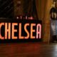 Fotografía de un letrero de neón en el Hotel Chelsea este martes, en Nueva York (Estados Unidos). El mítico Chelsea Hotel de Nueva York, uno de los más celebrados por la literatura y la música del siglo XX, vende en una subasta los últimos objetos de una época dorada del "underground" neoyorquino, que incluyen la puerta de la habitación de Janis Joplin y hasta las luces de neón que un día adornaron su fachada de la Calle 23. EFE/ Octavio Guzmán