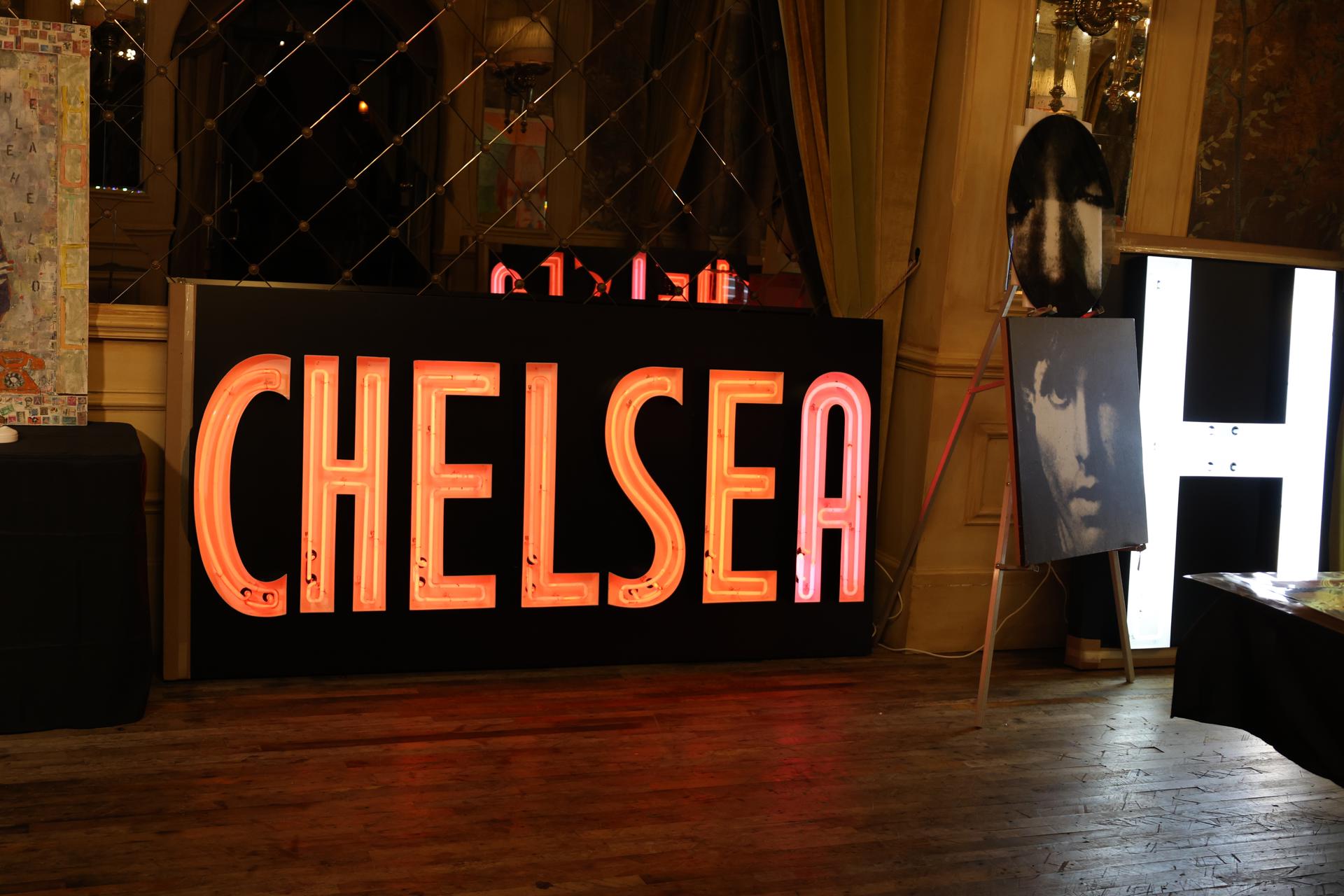 Fotografía de un letrero de neón en el Hotel Chelsea este martes, en Nueva York (Estados Unidos). El mítico Chelsea Hotel de Nueva York, uno de los más celebrados por la literatura y la música del siglo XX, vende en una subasta los últimos objetos de una época dorada del "underground" neoyorquino, que incluyen la puerta de la habitación de Janis Joplin y hasta las luces de neón que un día adornaron su fachada de la Calle 23. EFE/ Octavio Guzmán