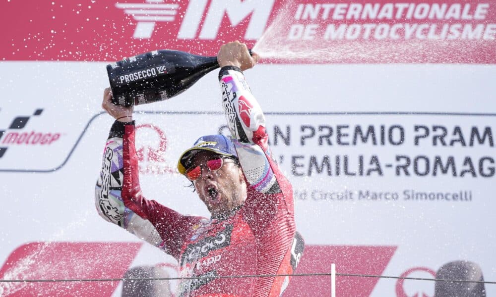 Enea Bastianini, italiano, celebra su victoria en el Gran Premio de Emilia Romagna e el circuito Marco Simoncelli en Misano Adriatico, Italia EFE/EPA/DANILO DI GIOVANNI