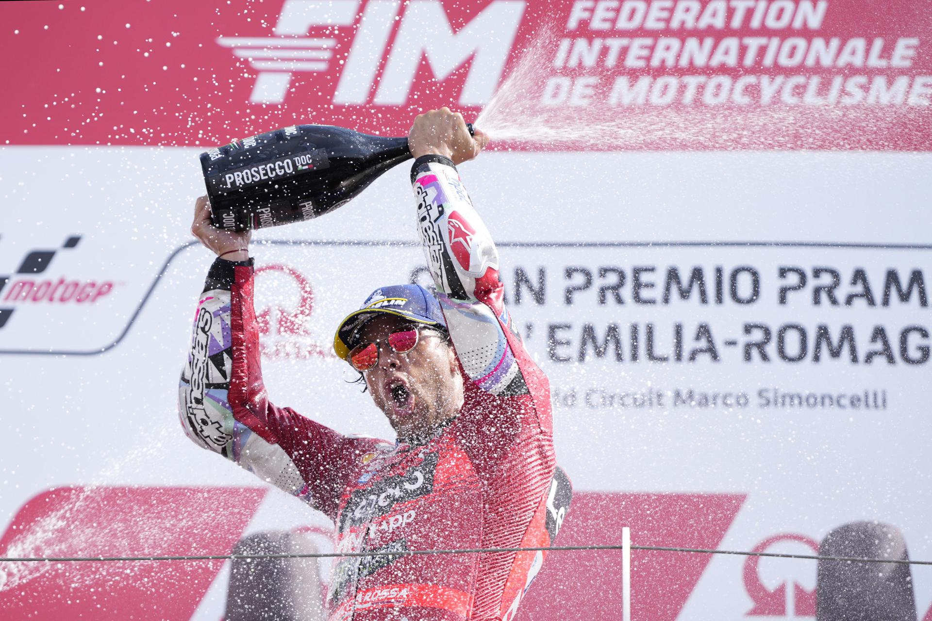 Enea Bastianini, italiano, celebra su victoria en el Gran Premio de Emilia Romagna e el circuito Marco Simoncelli en Misano Adriatico, Italia EFE/EPA/DANILO DI GIOVANNI