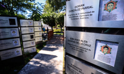 Fotografía que muestra placas en memoria de los 43 estudiantes de Ayotzinapa, durante una manifestación este sábado en la ciudad de Chilpancingo en el estado de Guerrero (México). EFE/David Guzmán.