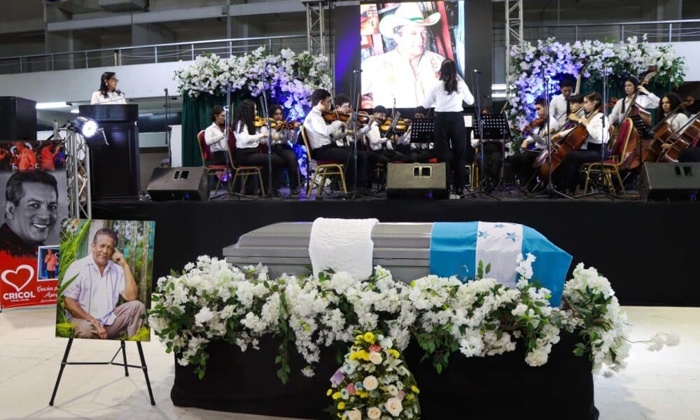 La orquesta de la escuela musical Victoriano López realiza una presentación durante el homenaje al artista Moises Canelo, este domingo, en San Pedro Sula (Honduras). EFE/ José Valle