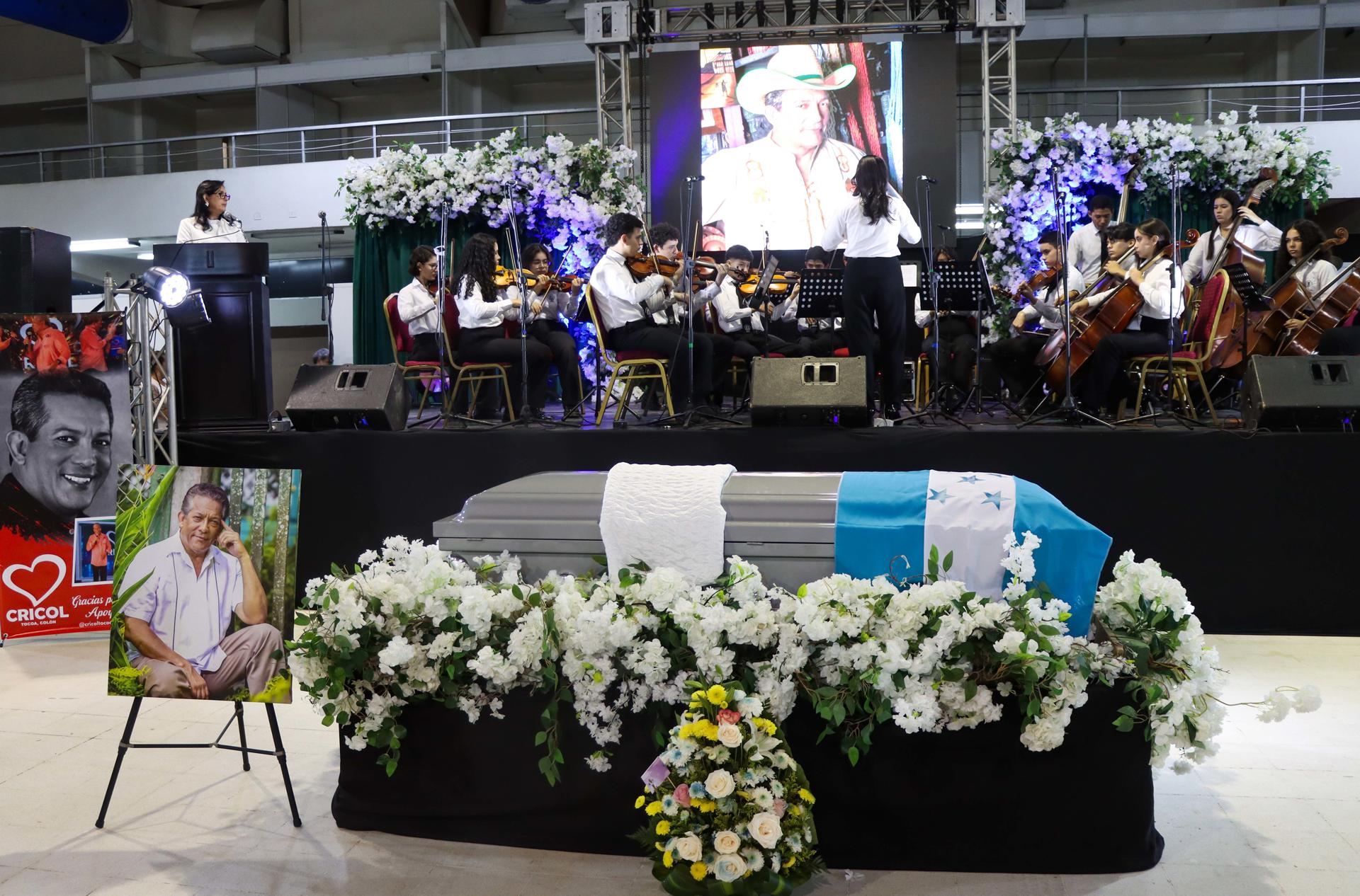 La orquesta de la escuela musical Victoriano López realiza una presentación durante el homenaje al artista Moises Canelo, este domingo, en San Pedro Sula (Honduras). EFE/ José Valle