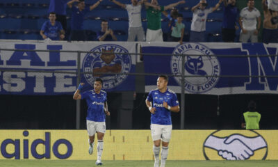 Kaio Jorge (i) de Cruzeiro celebra un gol en un partido de ida de cuartos de final de la Copa Sudamericana. EFE/ Juan Pablo Pino