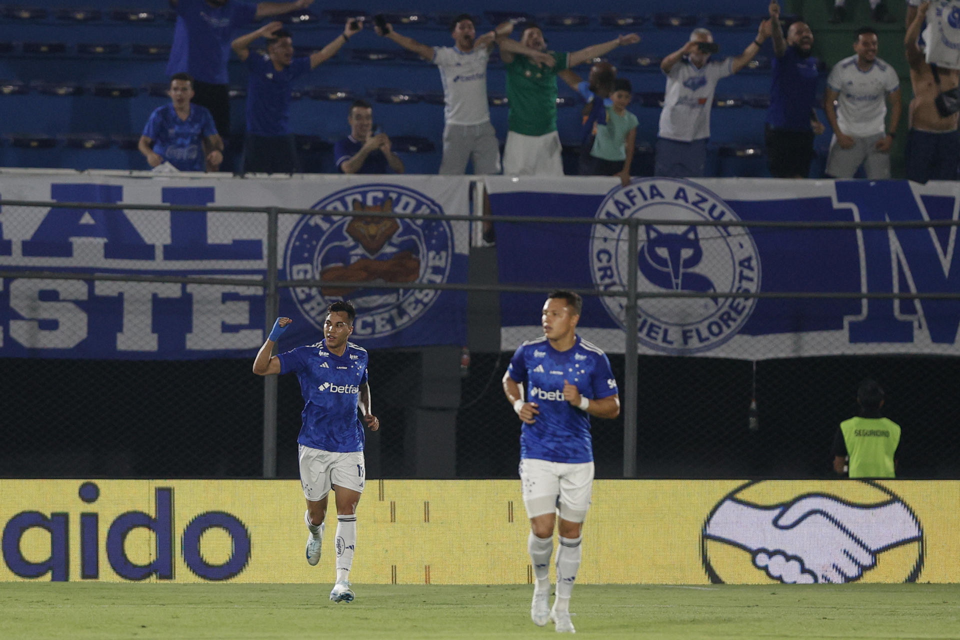 Kaio Jorge (i) de Cruzeiro celebra un gol en un partido de ida de cuartos de final de la Copa Sudamericana. EFE/ Juan Pablo Pino