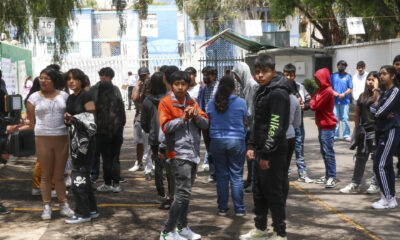 Personal de protección civil activó protocolos de seguridad con jóvenes en un colegio donde presentaban un examen de admisión, en la Ciudad de México (México). Imagen de archivo. EFE/ Madla Hartz