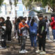 Personal de protección civil activó protocolos de seguridad con jóvenes en un colegio donde presentaban un examen de admisión, en la Ciudad de México (México). Imagen de archivo. EFE/ Madla Hartz