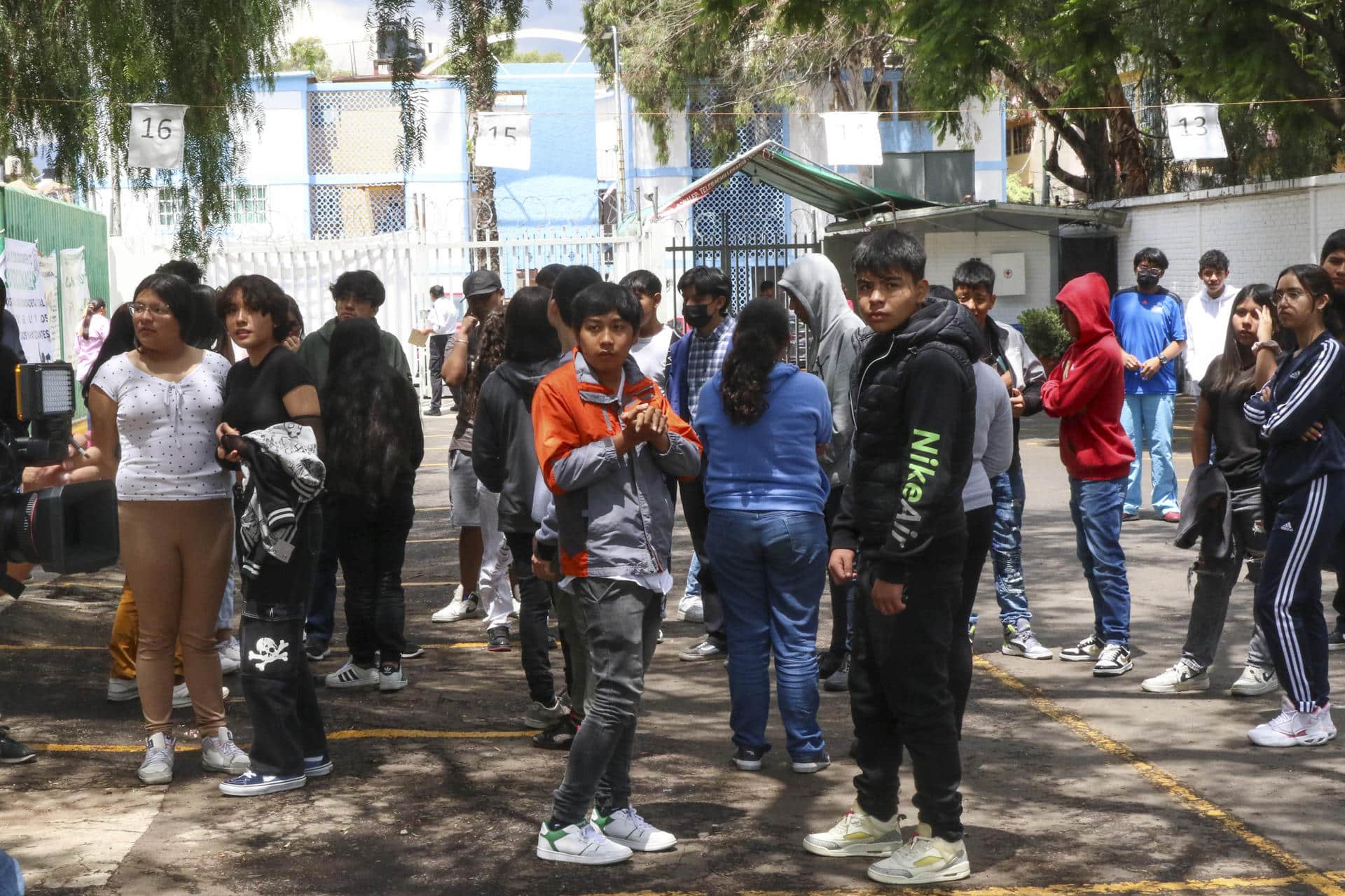 Personal de protección civil activó protocolos de seguridad con jóvenes en un colegio donde presentaban un examen de admisión, en la Ciudad de México (México). Imagen de archivo. EFE/ Madla Hartz