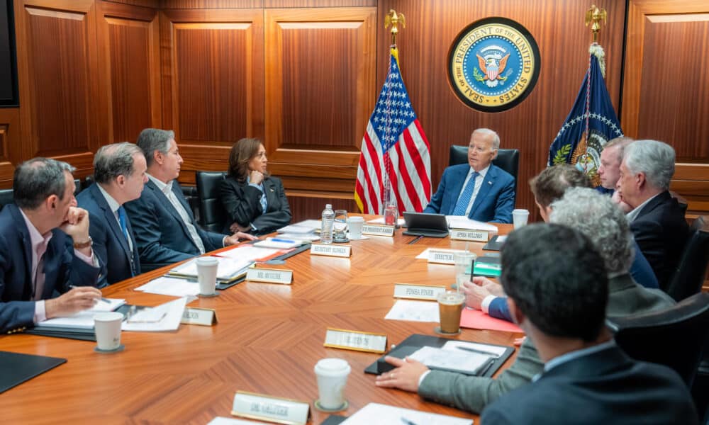 Fotografía tomada de la cuenta en X del presidente de los Estados Unidos Joe Biden (@potus) de Biden (c) y la vicepresidenta Kamala Harris (c-i) reunidos con el equipo negociador del acuerdo de rehenes de Estados Unidos este lunes, en la Casa Blanca en Washington (EE.UU.). EFE/ @potus /SOLO USO EDITORIAL/ SOLO DISPONIBLE PARA ILUSTRAR LA NOTICIA QUE ACOMPAÑA (CRÉDITO OBLIGATORIO)