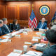 Fotografía tomada de la cuenta en X del presidente de los Estados Unidos Joe Biden (@potus) de Biden (c) y la vicepresidenta Kamala Harris (c-i) reunidos con el equipo negociador del acuerdo de rehenes de Estados Unidos este lunes, en la Casa Blanca en Washington (EE.UU.). EFE/ @potus /SOLO USO EDITORIAL/ SOLO DISPONIBLE PARA ILUSTRAR LA NOTICIA QUE ACOMPAÑA (CRÉDITO OBLIGATORIO)