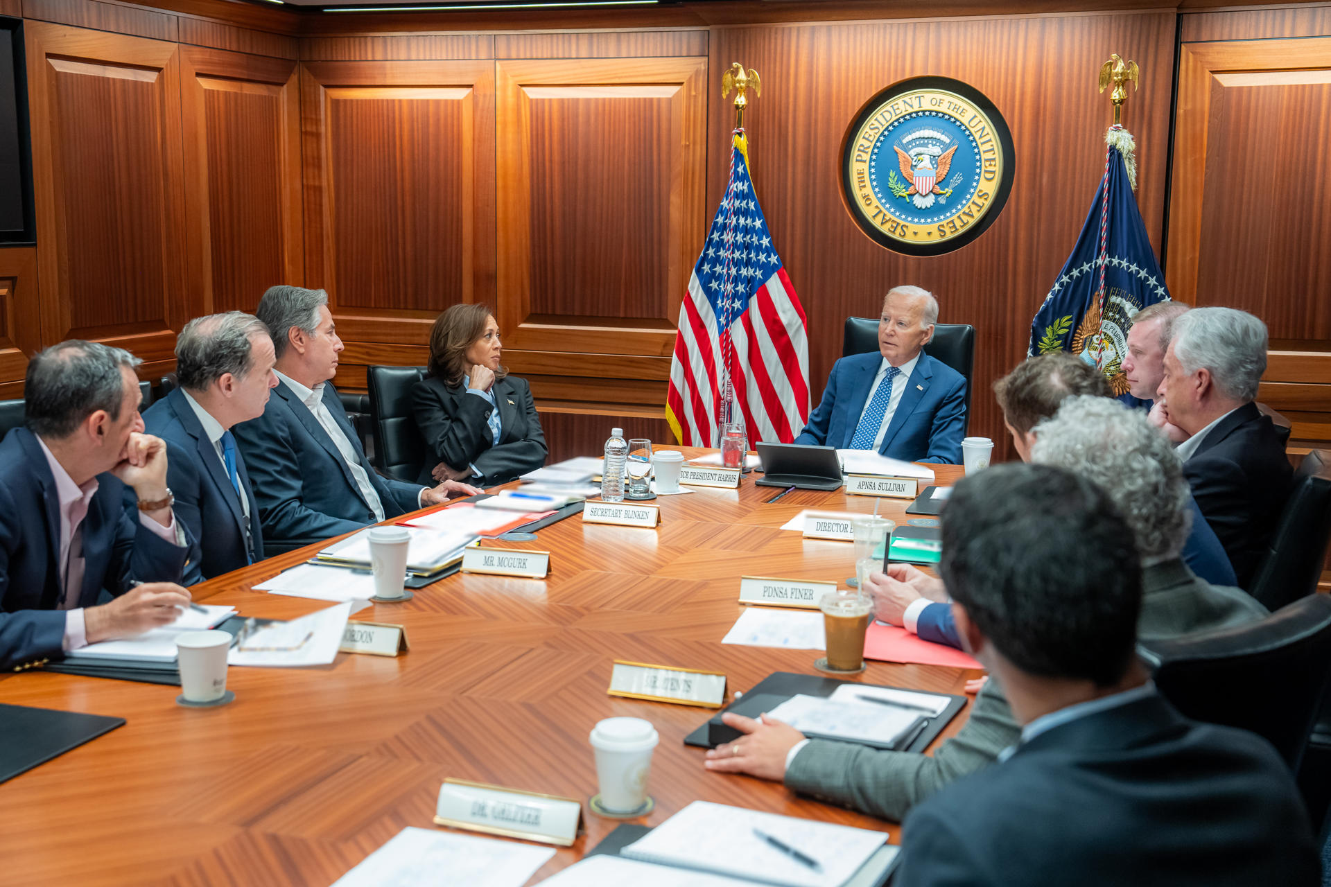 Fotografía tomada de la cuenta en X del presidente de los Estados Unidos Joe Biden (@potus) de Biden (c) y la vicepresidenta Kamala Harris (c-i) reunidos con el equipo negociador del acuerdo de rehenes de Estados Unidos este lunes, en la Casa Blanca en Washington (EE.UU.). EFE/ @potus /SOLO USO EDITORIAL/ SOLO DISPONIBLE PARA ILUSTRAR LA NOTICIA QUE ACOMPAÑA (CRÉDITO OBLIGATORIO)