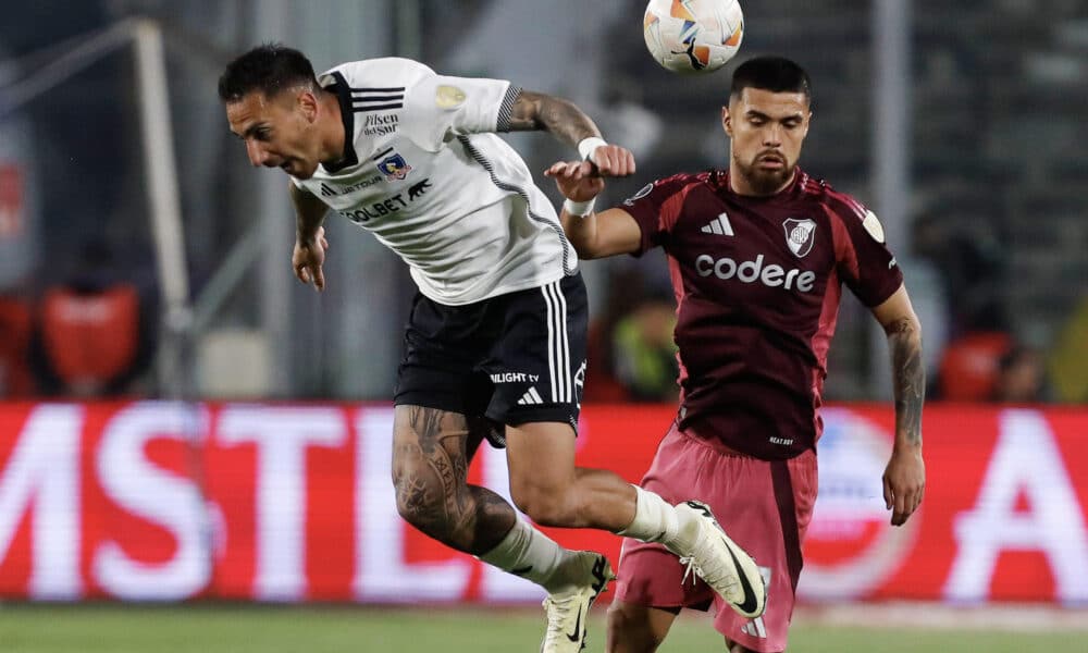 Javier Correa (i) de Colo Colo disputa un balón con Paulo Díaz de River en el partido de ida de cuartos de final de la Copa Libertadores. EFE/ Osvaldo Villarroel