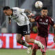 Javier Correa (i) de Colo Colo disputa un balón con Paulo Díaz de River en el partido de ida de cuartos de final de la Copa Libertadores. EFE/ Osvaldo Villarroel