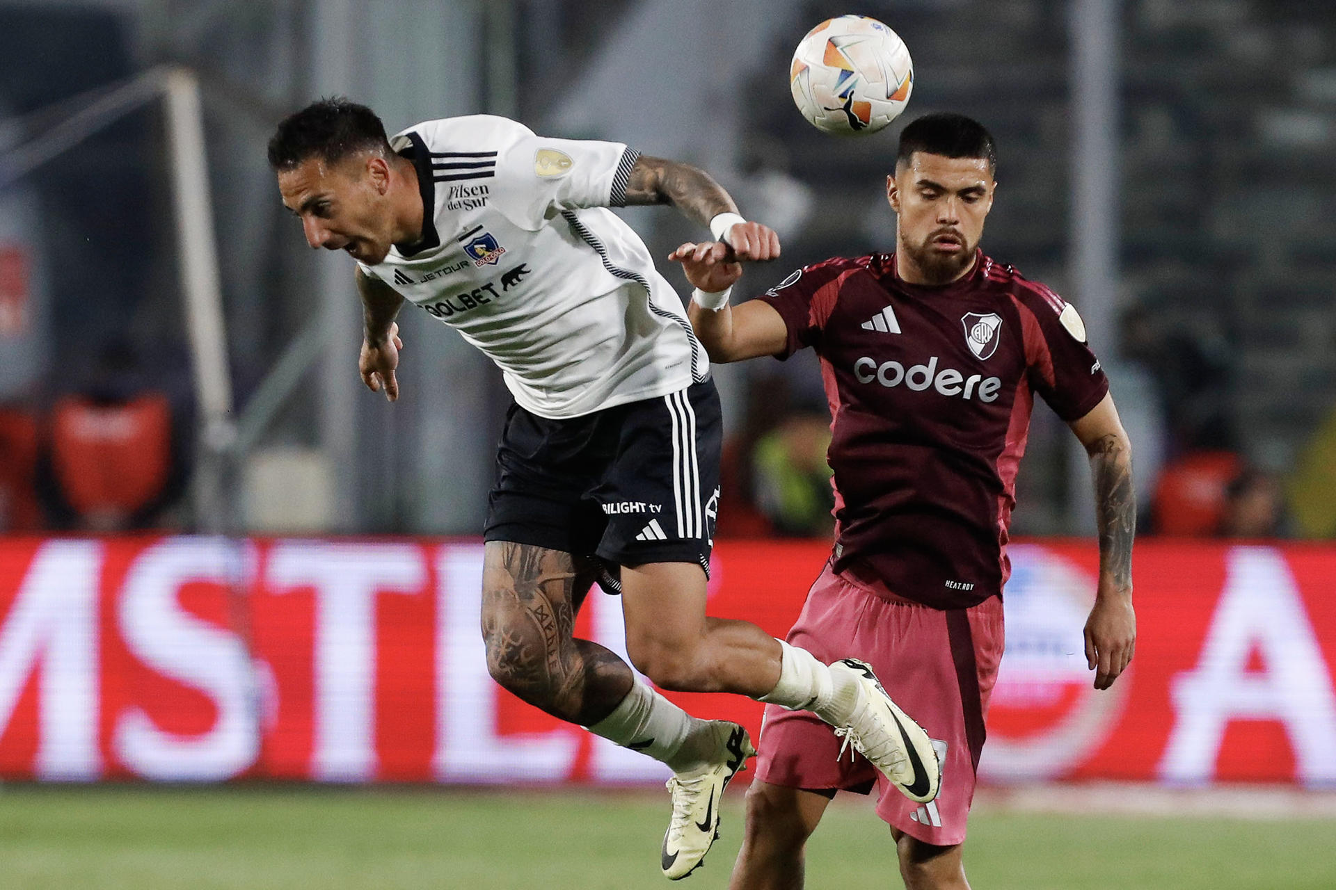 Javier Correa (i) de Colo Colo disputa un balón con Paulo Díaz de River en el partido de ida de cuartos de final de la Copa Libertadores. EFE/ Osvaldo Villarroel